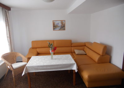 Couch im Wohnzimmer im Ferienhaus 1, Ferienhäuser Vorwachs in Goyatz am Schwielochsee
